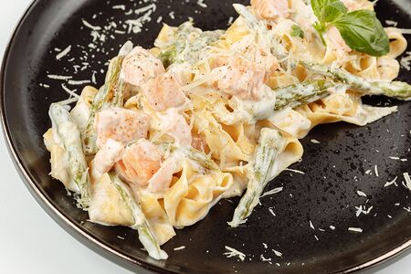 Тальятелле с лососем и спаржей