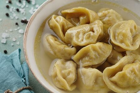 Пельмени с курицей и бульоном