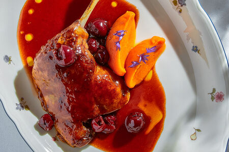 Утиная ножка конфи, груша, порто
