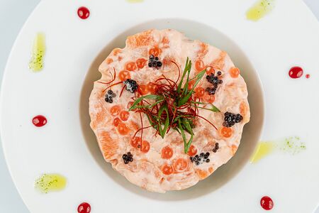 Тартар из лосося на подушке из дикого риса с маринованными лимонами и икрой из ламинарии