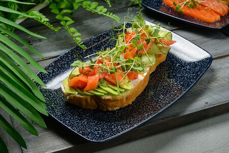 Брускетта с семгой