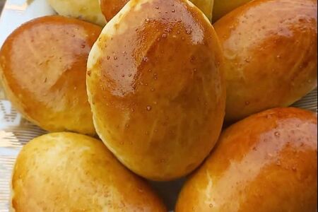 Пирожок с яйцом и зелёным луком