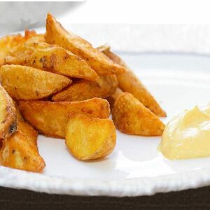 Картофельные дольки, сырный соус