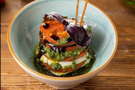 Моцарелла с помидорами