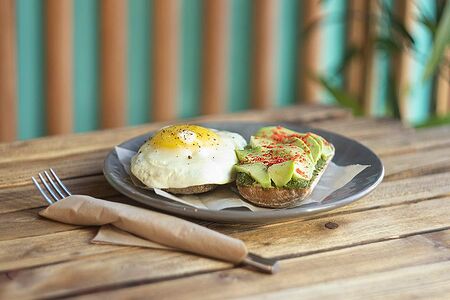 Бутерброды с авокадо, соусом песто, творожным сыром и яичницей