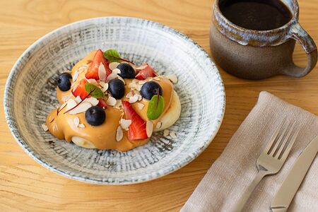 Сырники с сезонными ягодами