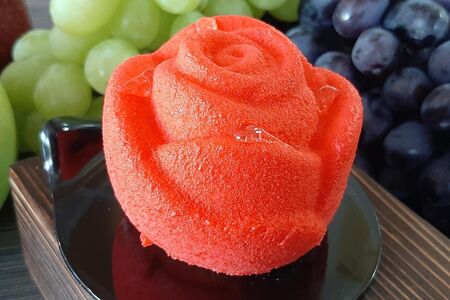 Пирожное Роза клубника-маракуйя