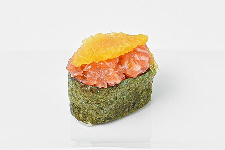 Гункан с лососем спайси и апельсином