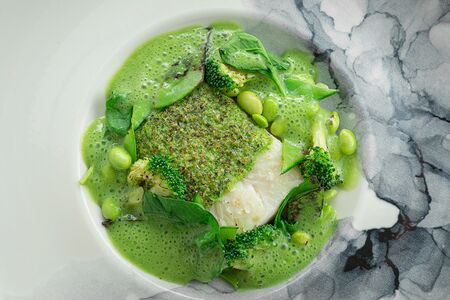 Палтус под пряными травами с зелеными овощами и соусом матча