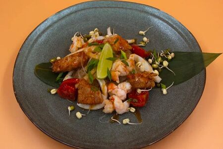 Ям Вун с морепродуктами и бамбуком