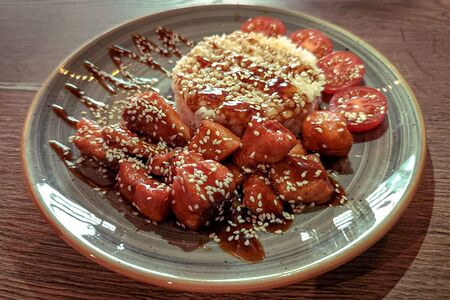 Рис с лососем в соусе терияки