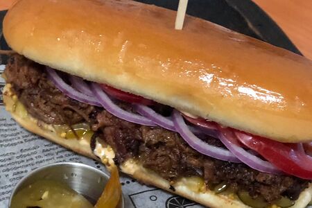 Хот-дог с рваной говядиной