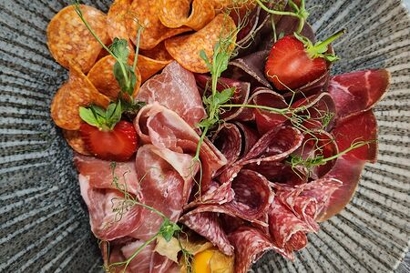 Плато из итальянских мясных деликатесов