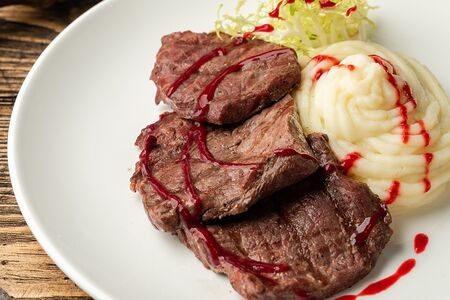 Медальоны из говядины с картофельным пюре