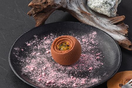 Шоколадная бомба с маракуйей