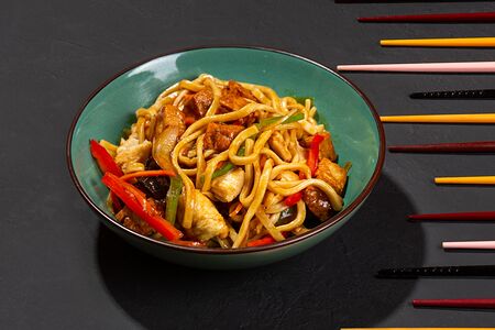 Жареная лапша с курицей