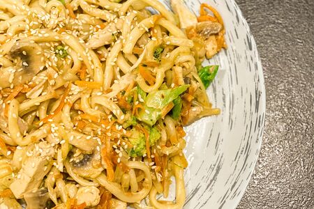 Лапша жареная с курицей