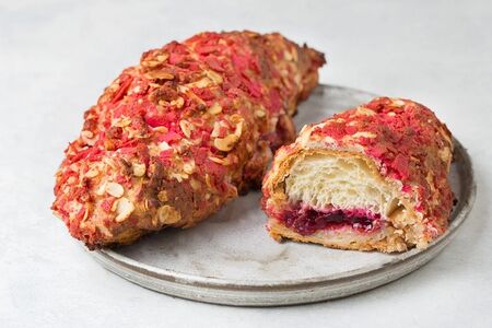 Королевский круассан с вишней и белым шоколадом