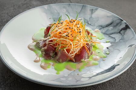 Маринованная говядина с хрустящим дайконом и кремом из зеленого лука