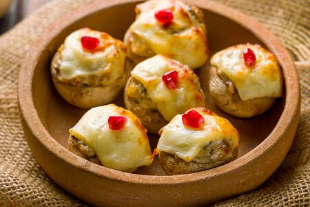 Грибные шляпки с сыром