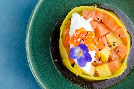 Лосось, манго, красная икра