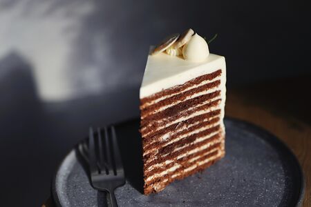 Шоколадный медовик с бананом