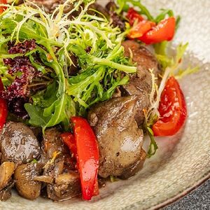 Теплый салат с куриной печенью
