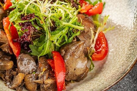 Теплый салат с куриной печенью