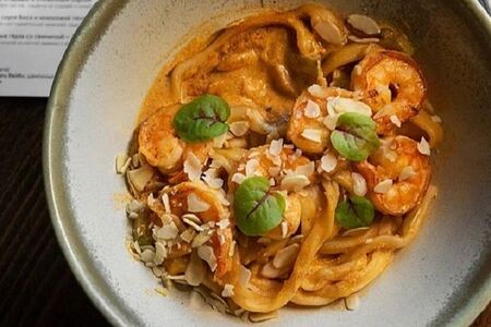 Лапша с креветками и соусом биск