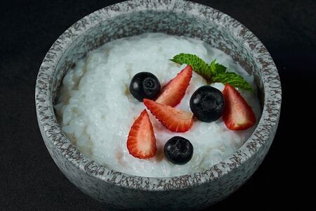 Каша рисовая на кокосовом молоке с сезонными ягодами