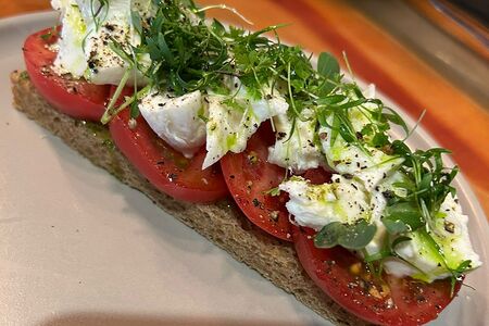 Брускетта с томатами и сыром моцарелла