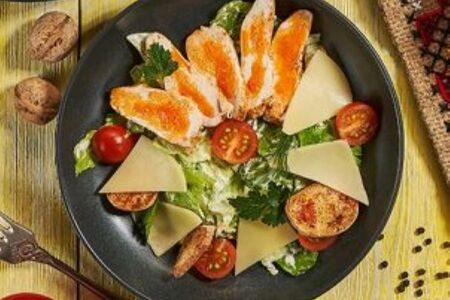 Салат Цезарь с курицей