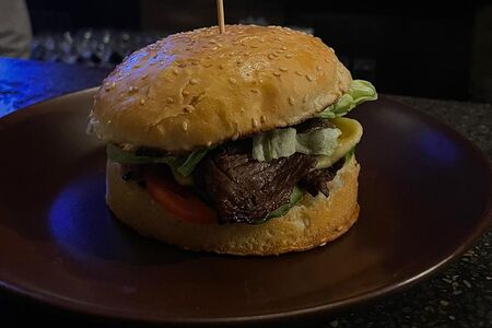 Бургер с говяжьей вырезкой