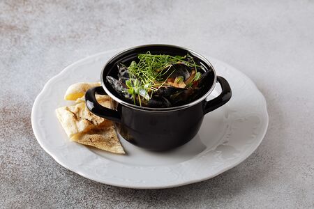 Мидии с соусом дорблю