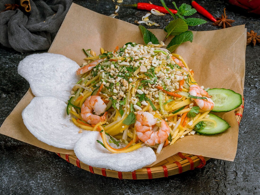 Pho dat viet. Салат с манго вьетнамский. Вьетнамский салат с манго и креветками. Салат ном соай. Салат НГО Шен.