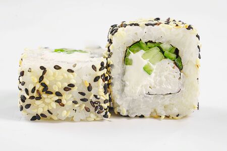 Ролл Калифорния в кунжуте с креветкой