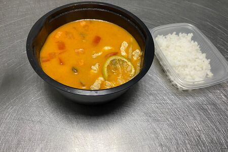 Том ям с куриным филе