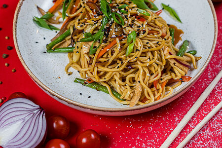 Вок с фермерским цыпленком и рисом