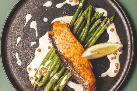 Семга на гриле со спаржей