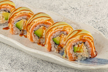 Ролл с острым крабом, обожжённым лососем и сладким соусом