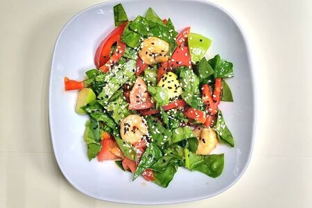 Салат с креветками, авокадо в манговом соусе