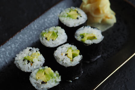 Маки ролл со сливочным авокадо