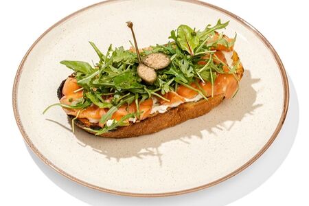 Брускетта с лососем и страчателлой
