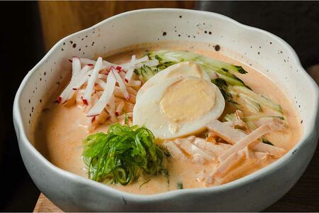 Тайский холодный суп Хуахин с лососем