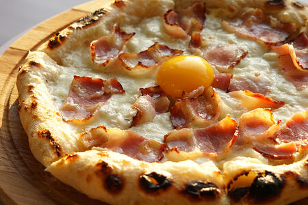 Пицца Карбонара с желтком