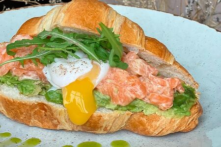 Круассан с лососем