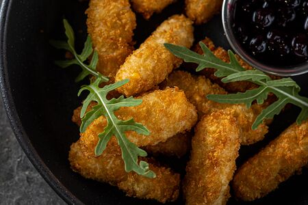 Чеддер фри со смородиной конфи