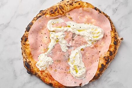 Пицца с мортаделлой и страчателлой