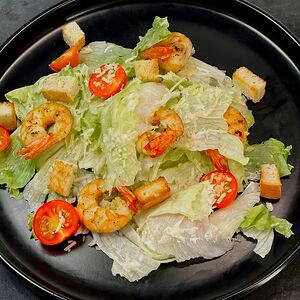 Салат Цезарь с креветками