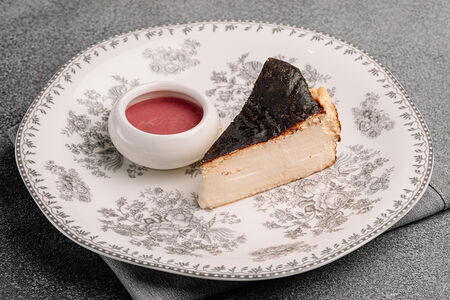 Баскский чизкейк с хурмой и страчателлой